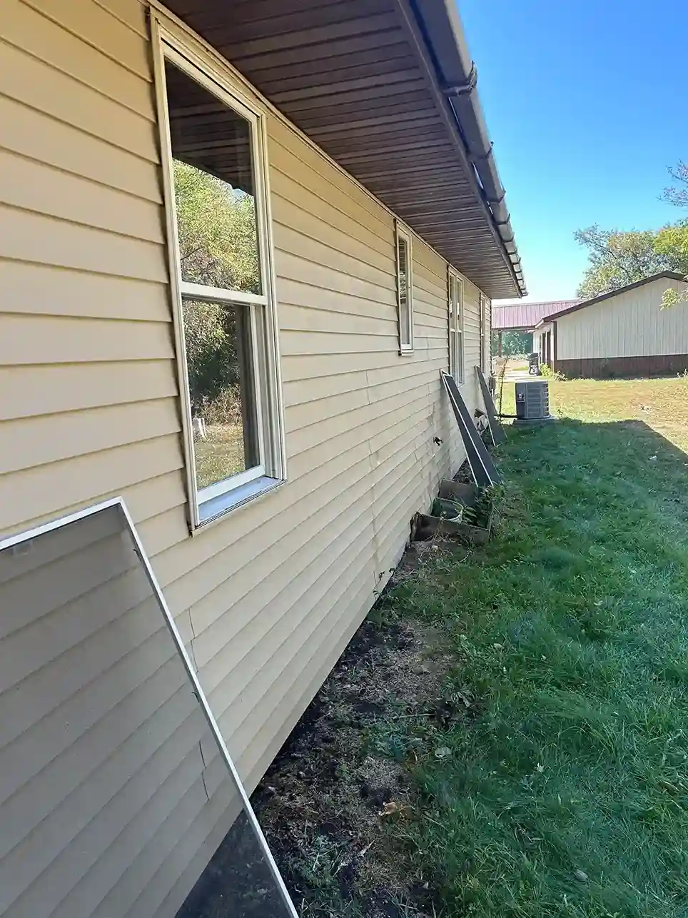Multi-pane window cleaning and exterior frame wipe down in Morris MN